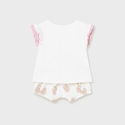 Conjunto infantil com t-shirt branca e calções estampados com coelhinhos cor-de-rosa.