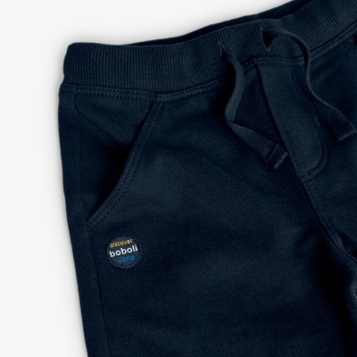 Calças de tecido azul escuro com cintura elástica e bolso lateral