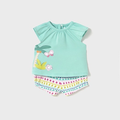 Conjunto infantil com t-shirt azul turquesa estampada e calções coloridos