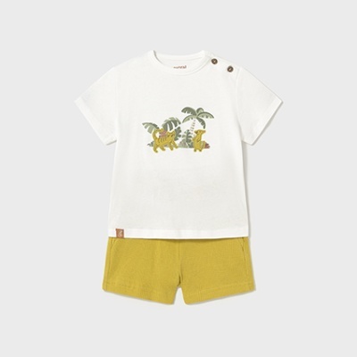 conjunto infantil com t-shirt branca estampada e calções amarelos