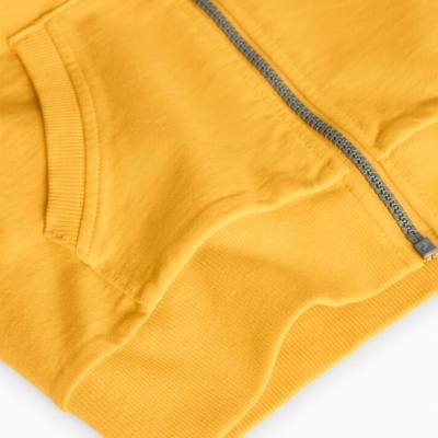 casaco amarelo com fecho metálico e bolso frontal