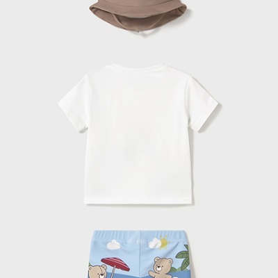 Conjunto infantil com chapéu castanho com orelhas, t-shirt branca e calções azuis com ursos surfando