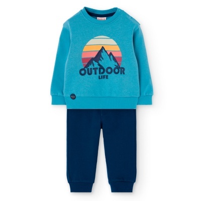 Conjunto de roupa infantil azul com estampa de montanhas e calças azul escuro