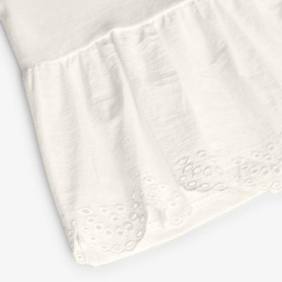 Bainha de roupa branca com bordado ilhós