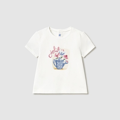 T-shirt branca com estampa colorida de chávena e flores e texto 'Jolie'