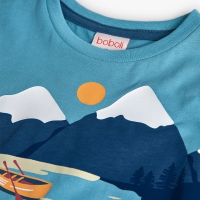 Camisola azul com estampa de montanhas, sol, barco e árvores