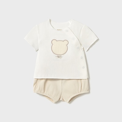 Conjunto de bebé com camisola branca e calções bege