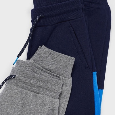 Duas calças de algodão em cinzento e azul escuro com cordão e elástico nos tornozelos.