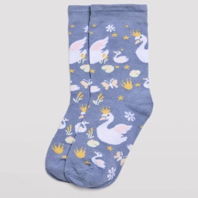 Meias azuis infantis com estampado de cisnes e coroas amarelas