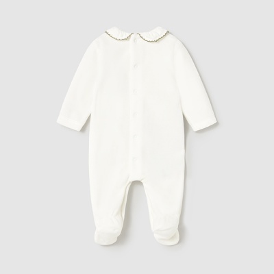 Macacão de bebé branco com gola bordada
