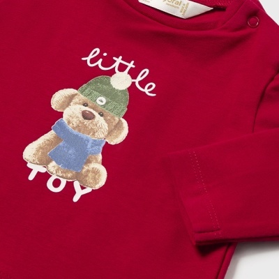 Camisola vermelha para criança com estampa de urso e textos little e TOY.