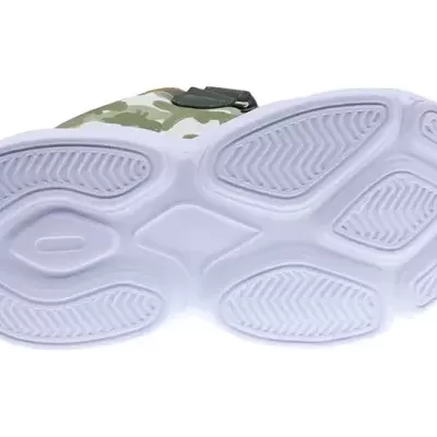 Sola de sapato branco com parte superior camuflada e correia preta