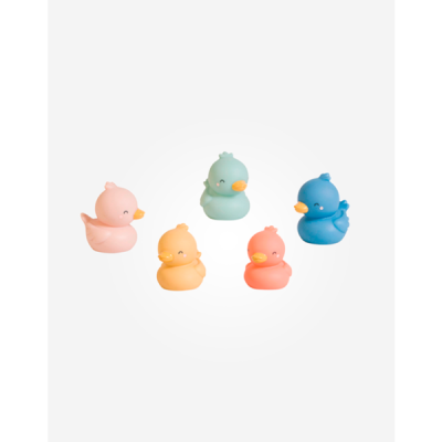 Cinco patos de borracha coloridos em fundo branco