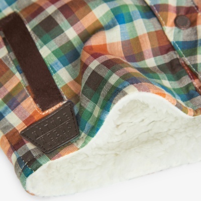 Gola ou punho com padrão xadrez colorido e interior branco peludo.