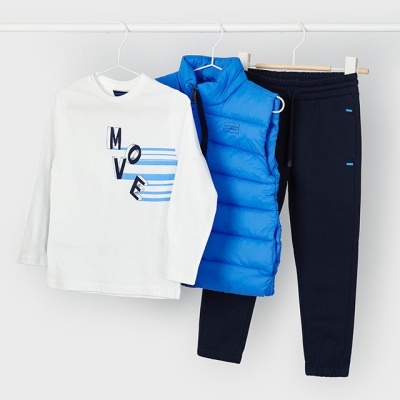 Conjunto infantil com t-shirt branca com letras e riscas azuis, colete azul acolchoado e calças de ganga azul escuras suspensos em cabides