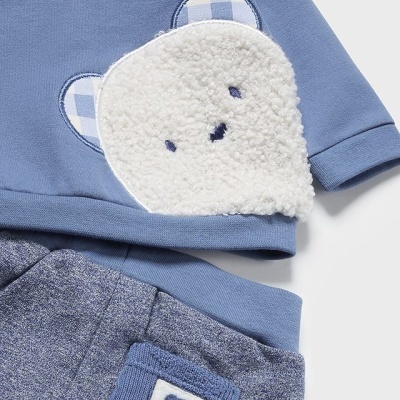 Conjunto de roupa para bebé com camisola azul com urso felpudo e calças cinzentas com bolso azul