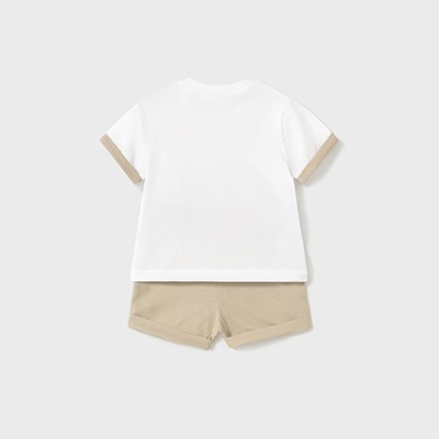 Conjunto infantil com t-shirt branca e calções bege em fundo cinza