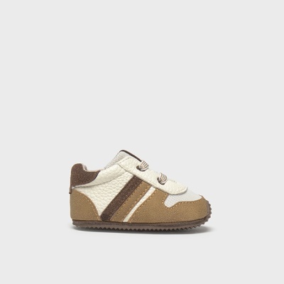 Ténis infantil branco e castanho com riscas castanhas