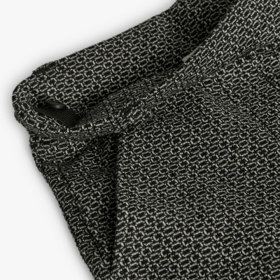 Tecido cinzento com padrão quadriculado branco e costuras