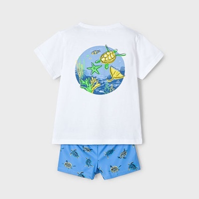 Conjunto infantil de t-shirt branca com estampa marinha e calções azuis com tartarugas