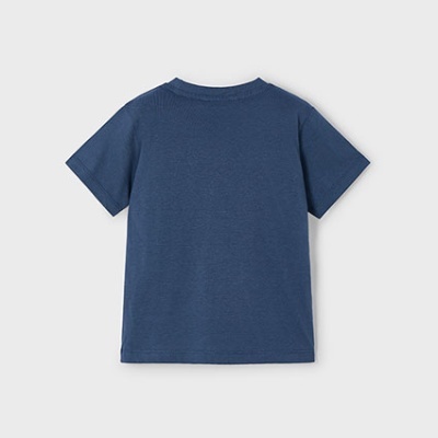 Camiseta azul escura vista de trás sobre fundo cinzento