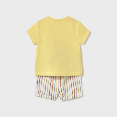 Conjunto infantil com t-shirt amarela e calções às riscas coloridas