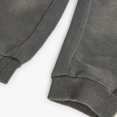 Mangas e punhos de peça de roupa cinza escuro com malha canelada