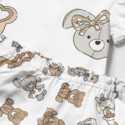 Conjunto de roupa de bebé branco com estampado de ursos em tons neutros