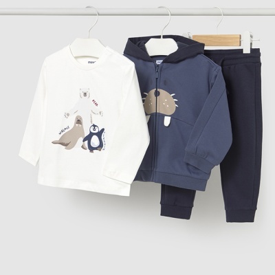 Conjunto infantil com camisola branca com animais polares, casaco azul com capuz e calças azuis escuras pendurados
