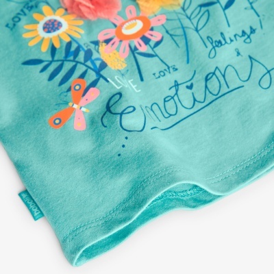 Tecido azul turquesa com estampado de flores coloridas e texto manuscrito