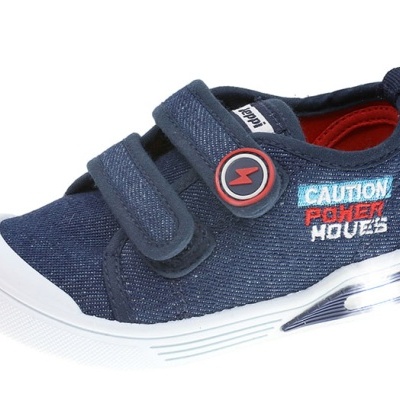 Ténis infantil azul com fecho velcro e texto CAUTION POWER MOVES