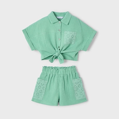 Conjunto verde água com camisa de botão e calções com bolsos em fundo cinza claro