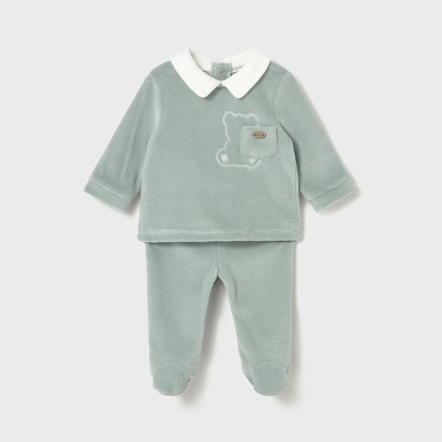 Conjunto de bebé em tecido felpudo verde com camisola de gola branca e calças com pés.