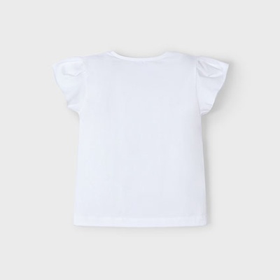 T-shirt branca de manga curta com folhos sobre fundo cinza claro