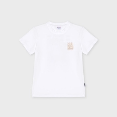 T-shirt branca com estampagem bege pequena no peito