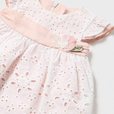 Vestido branco de bebê com bordado floral e faixa rosa