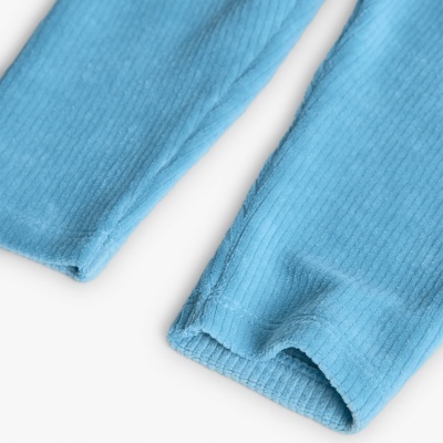 Mangas de roupa azul clara com padrão canelado