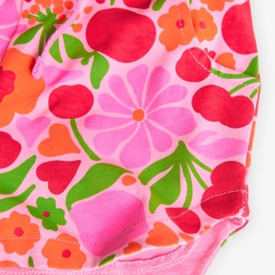 tecido colorido com padrão floral e frutas em tons vivos