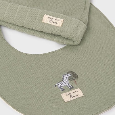 Touca e babete verdes-acinzentados com etiqueta e bordado de zebra