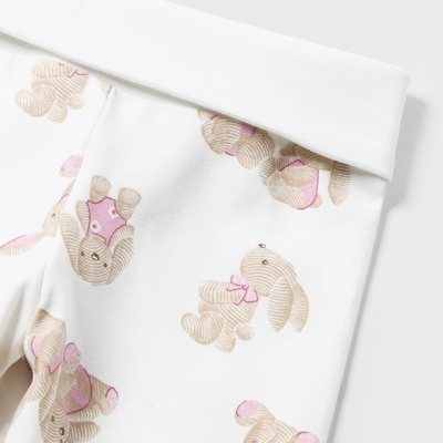 Calças de bebê brancas com padrão de coelhos cor de rosa e castanho