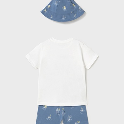Conjunto infantil com t-shirt branca, calções azuis com padrão e chapéu azul com padrão