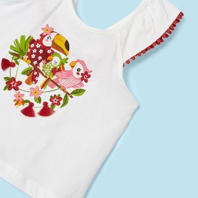 Camisola infantil branca com estampado de pássaros e flores e detalhes em pompons vermelhos