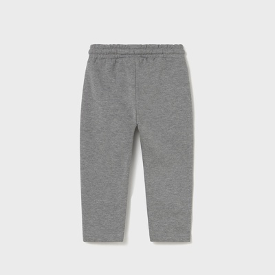 Calças cinzentas de criança em fundo branco