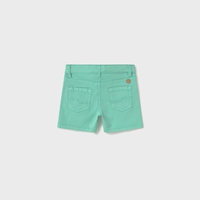 Calções verdes com bolsos traseiros e botão metálico