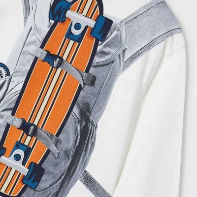 Camisola branca com estampa de mochila e skate