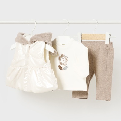 Conjunto de roupa para bebé com camisola, calças castanhas e colete branco acolchoado