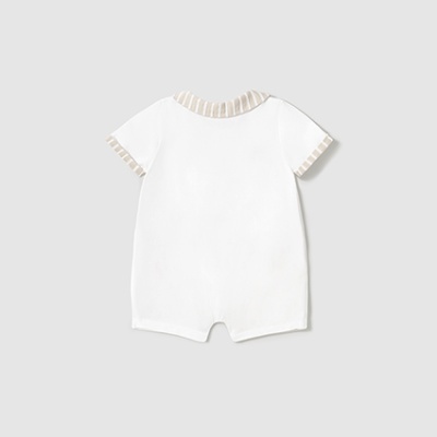 Macacão curto branco para bebé com detalhes bege e branco