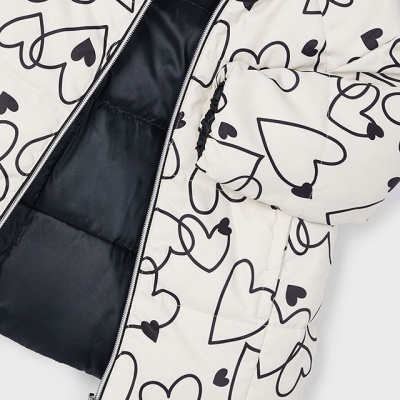 Casaco acolchoado branco com corações pretos e fecho de correr