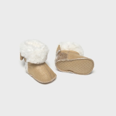 Botas para bebé castanho claro com pele branca sintética