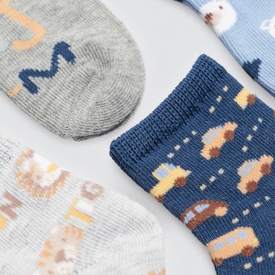 Quatro meias coloridas para criança com diferentes padrões e cores